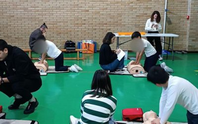Personal sanitario del CHUS e investigadores del IDIS trabajan en un proyecto que enseña técnicas de RCP básicas y desfibrilación a escolares gallegos entre 8 y 12 años