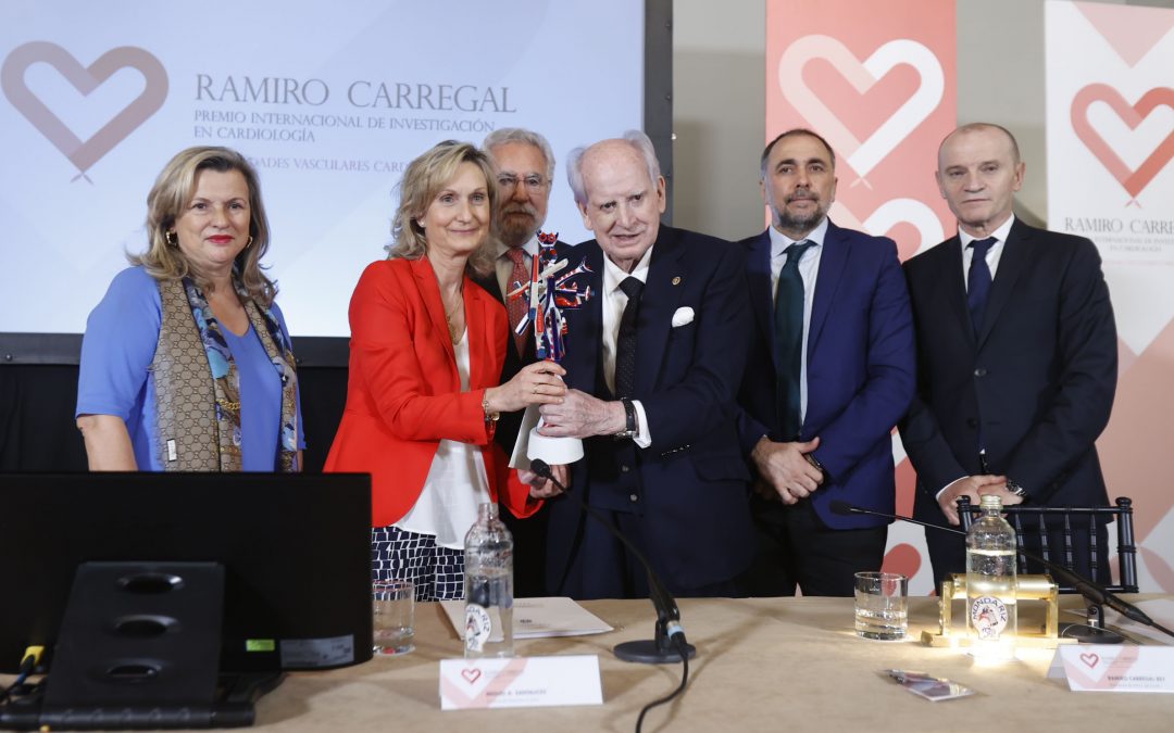 La investigadora del IDIS, Amparo Martínez Monzonís, recoge el IV Premio de Investigación en Cardiología Ramiro Carregal