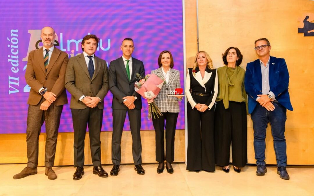 La Dra. Mª Luz Couce Pico recibe el Premio Honorífico AELMHU 2025