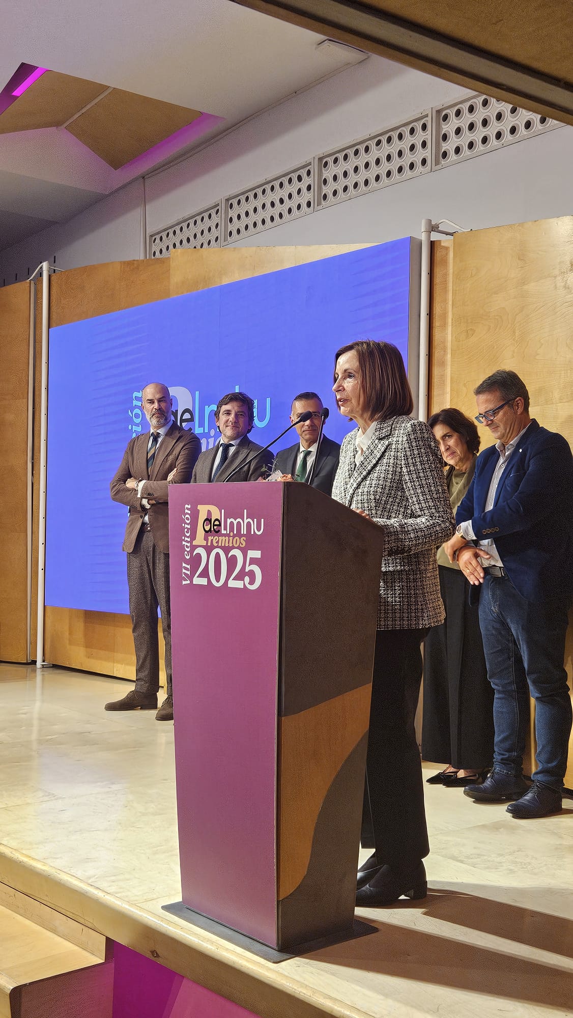 La Dra. María Luz Couce durante la entrega del Premio Honorífico AELMHU 2025