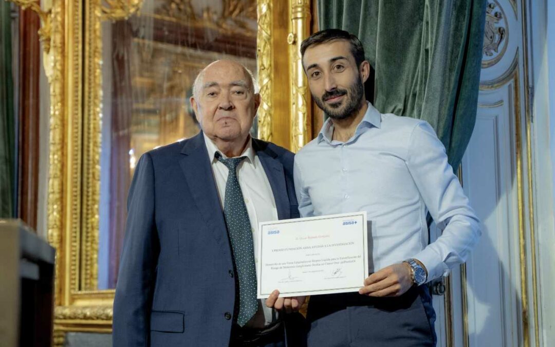 Óscar Rapado, del grupo Oncomet, recibe una de las ayudas de la Fundación Asisa